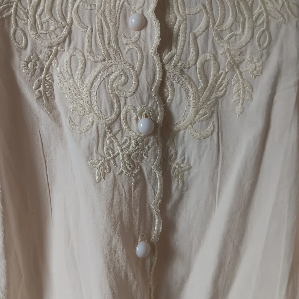 Elegant Cream Embroidered Women's Top - Picture 3 of 7